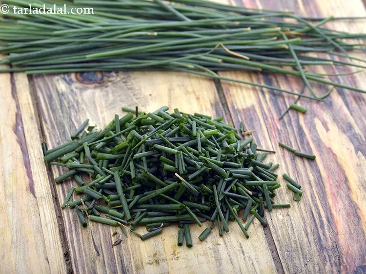 स्टेप 11 – १/४ कप कटा हुआ <a href=""https://www.tarladalal.com/glossary-chopped-chives-hindi-814i"">ताजा चाईव्स्</a> डालें। आप चाहें …