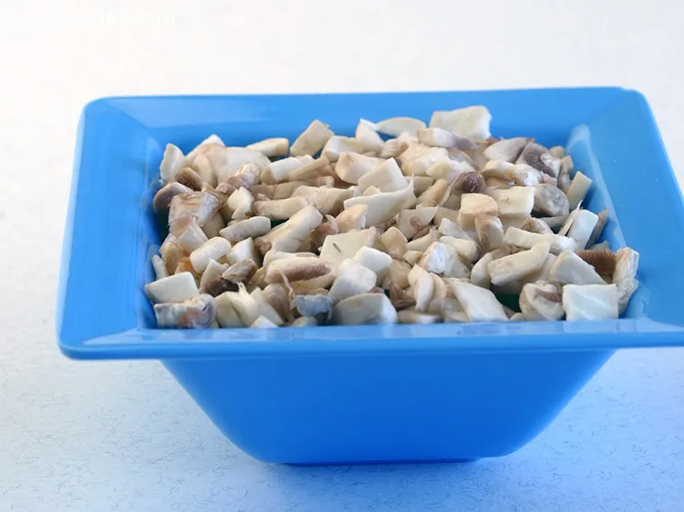 स्टेप 9 – ३/४ कप <a href=""https://www.tarladalal.com/glossary-chopped-mushrooms-hindi-789i"">कटा हुआ मशरूम (कुंभ)</a> डालें।