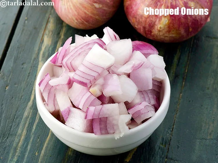 Step 2 – <span style="font-size:18px"><strong>Why onions in kachumber salad?</strong></span> Indian&nbsp;kachumber salad comes always with onions. Let&#39;s see why …