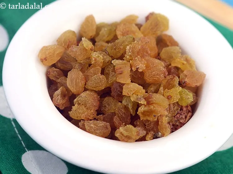 स्टेप 7 – मीठे स्वाद के लिए १ टी-स्पून <a href=""https://www.tarladalal.com/glossary-chopped-raisins-hindi-599i"">कटी हुई किशमिश</a> …