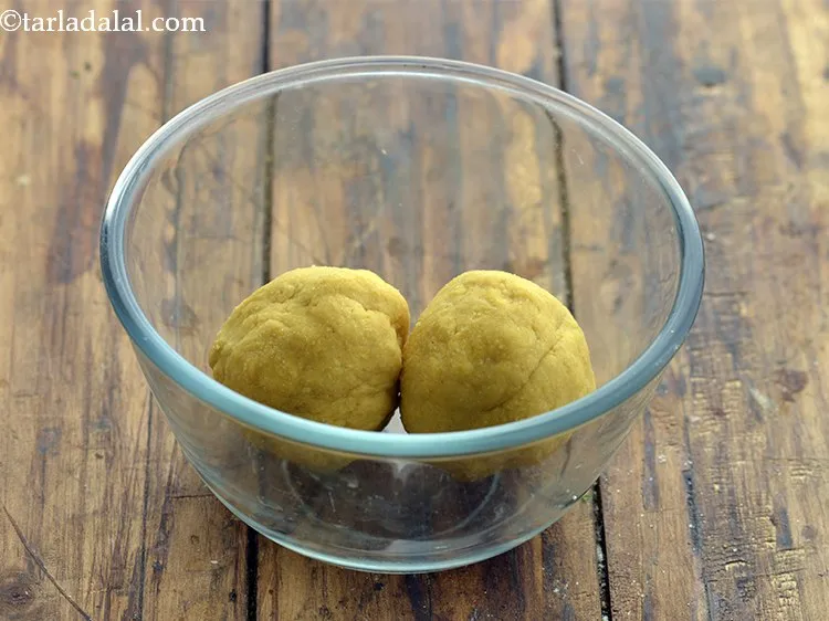 Step 18 – Divide the dough of&nbsp;<strong>choraphali recipe&nbsp;</strong>into 2 equal portions.&nbsp;