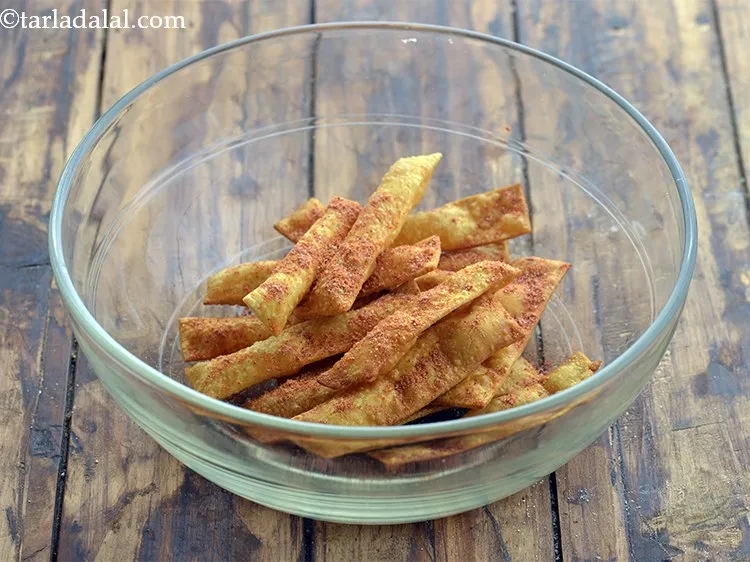Step 27 – Sprinkle the spice powder on top of fried <strong>Chorafali </strong>strips.&nbsp;
