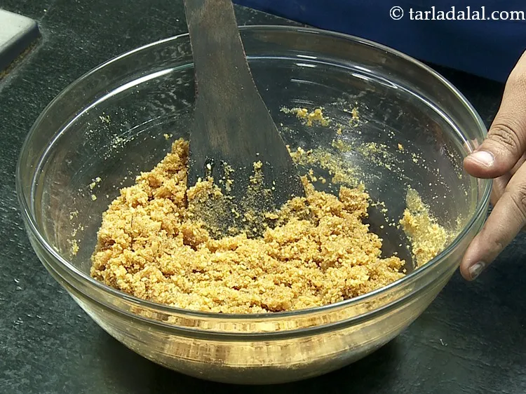 स्टेप 30 – बहुत अच्छी तरह से मिलाएं और मिश्रण को थोड़ा ठंडा …