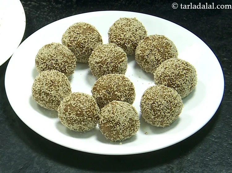 स्टेप 32 – खस-खस में चूरमा लड्डू को रोल करें जब तक कि …