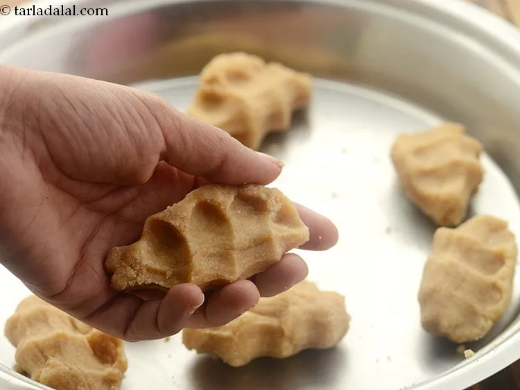 स्टेप 15 – डिप्रेशन बनाने के लिए प्रत्येक भाग के केंद्र में अपनी …