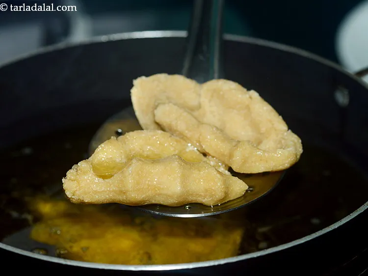 स्टेप 16 – एक गहरी नॉन-स्टिक कढ़ाई में घी गरम करें और ४ …