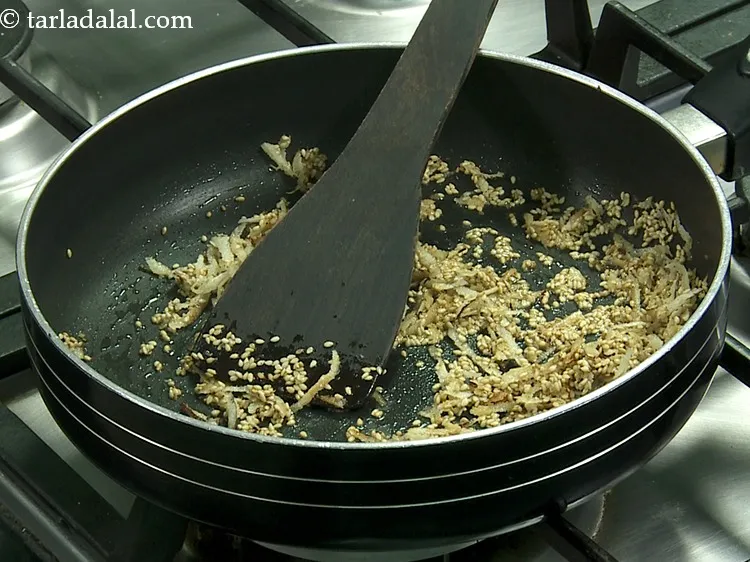 स्टेप 9 – मध्यम आंच पर २ मिनट के लिए या सुनहरा भूरा …