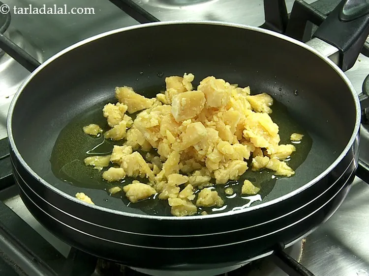 स्टेप 24 – <strong>चूरमा के लड्डू</strong> बनाने के लिए, एक चौड़े नॉन-स्टिक पैन …