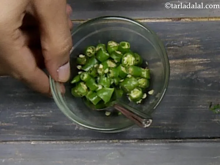 स्टेप 7 – हरी मिर्च को बारीक काट लें। आप मसाला स्तर के …