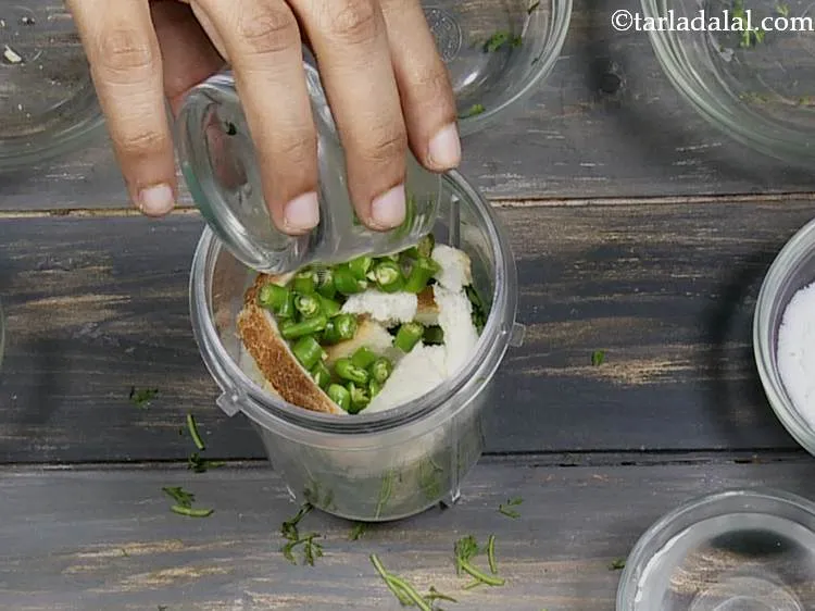 स्टेप 11 – आखिर में हरी मिर्च और नींबू का रस डालें। नींबू …