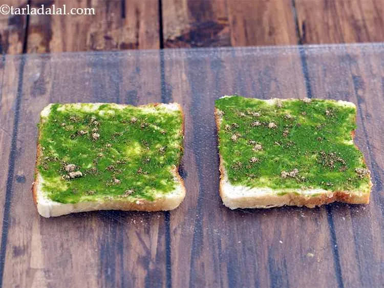 स्टेप 18 – चाट मसाला को छिड़कें।