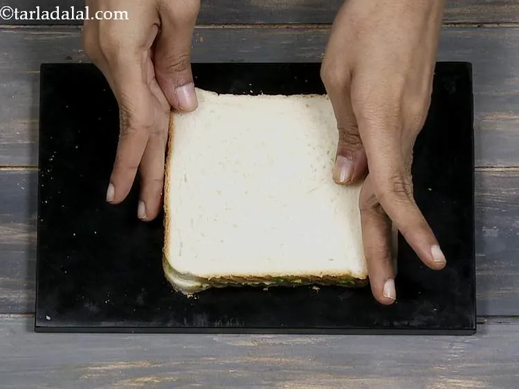 स्टेप 19 – अंत में मक्खन-चटनी वाले भाग को नीचे की तरफ रखकर …