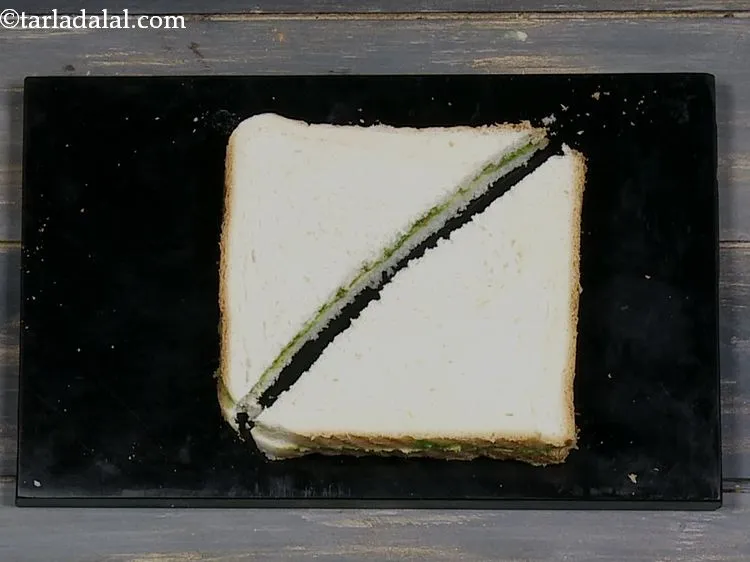 स्टेप 20 – प्रत्येक चटनी सैंडविच को तिरछे २ भागों में काटें और …