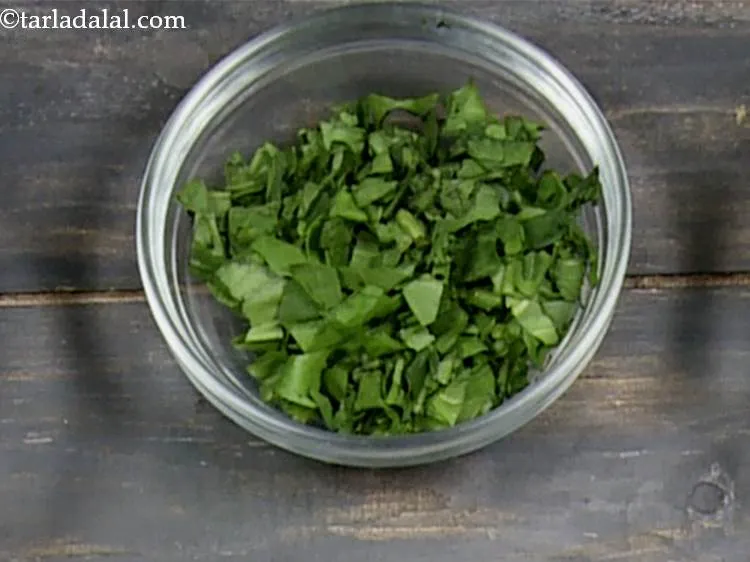 स्टेप 5 – पालक के पत्तों को काट लें, २ टेबल-स्पून को मापें …
