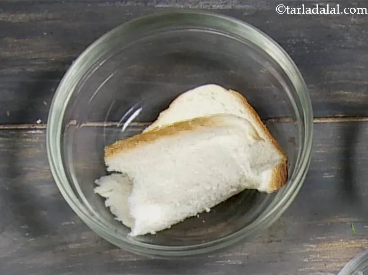 स्टेप 6 – एक ब्रेड स्लाइस को टुकड़ों में तोड कर अलग रख …