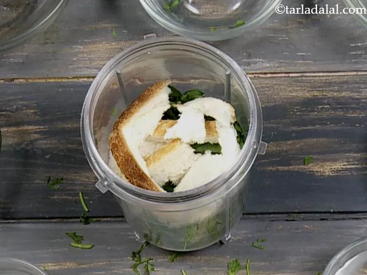 स्टेप 10 – साथ ही, ब्रेड स्लाइस के टुकड़े डालें।