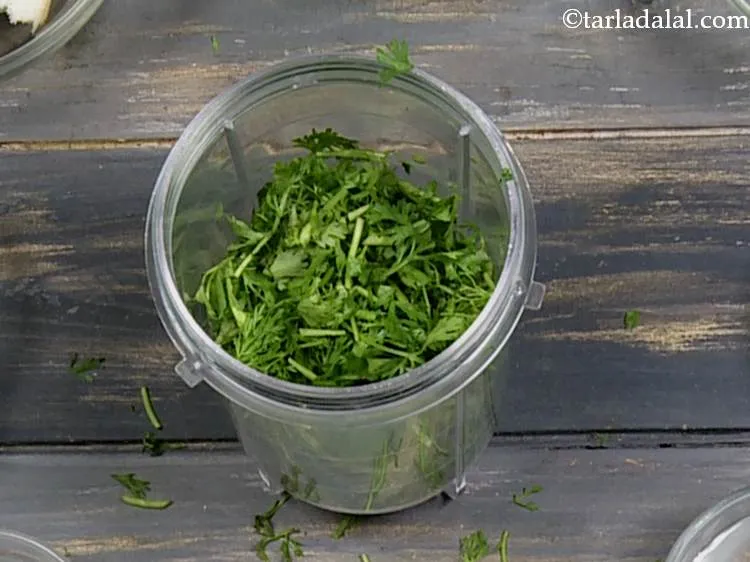 स्टेप 8 – एक मिक्सर जार में, धनिया की पत्तियों को डालें।