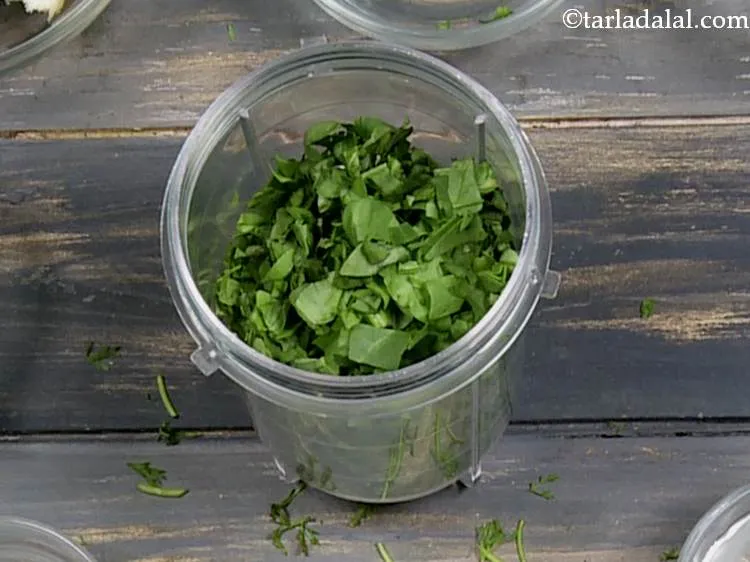 स्टेप 9 – पालक के पत्ते डालें।