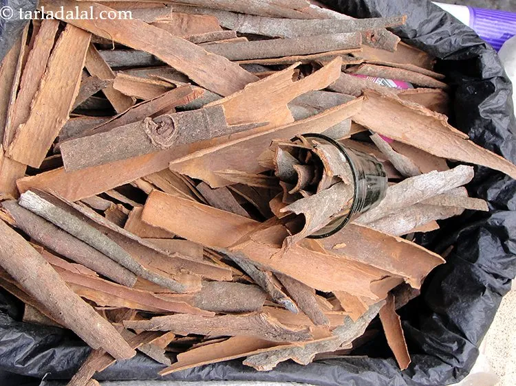 स्टेप 3 – १ छोटी <a href=""https://www.tarladalal.com/glossary-cinnamon-dalchini-hindi-346i"">दालचीनी</a> की छड़ी डालें।