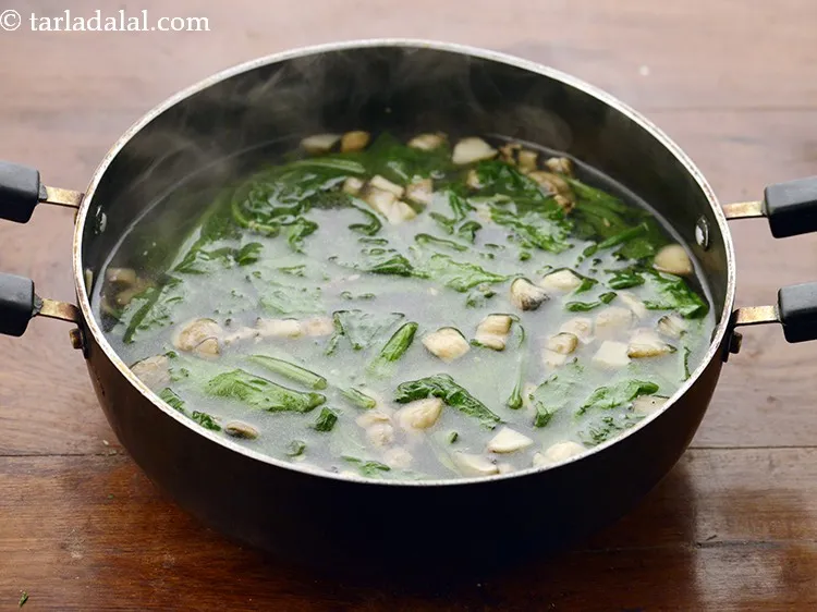 स्टेप 22 – अच्छी तरह मिला लें और मध्यम आँच पर ३ मिनट …