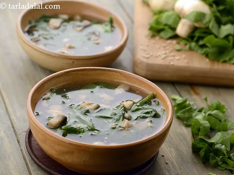 स्टेप 23 – ऊपर से भुने हुए तिल डालकर <strong>पालक और मशरूम सूप</strong> …