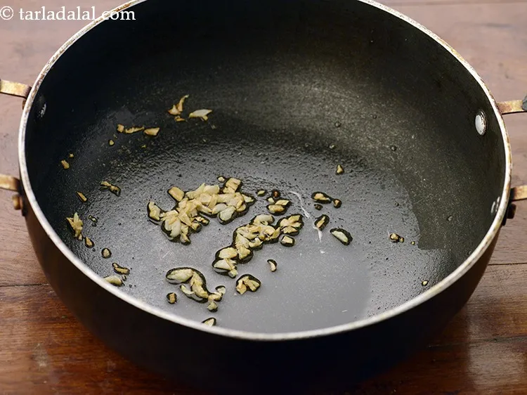 स्टेप 14 – तेज आंच पर कुछ सेकंड के लिए भून लें।