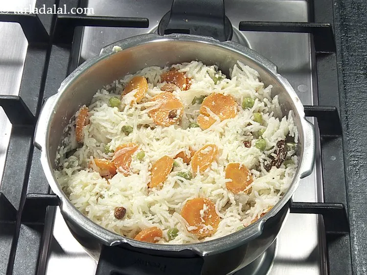 Step 39 – Lightly toss the pulao once with a flat ladle.&nbsp;