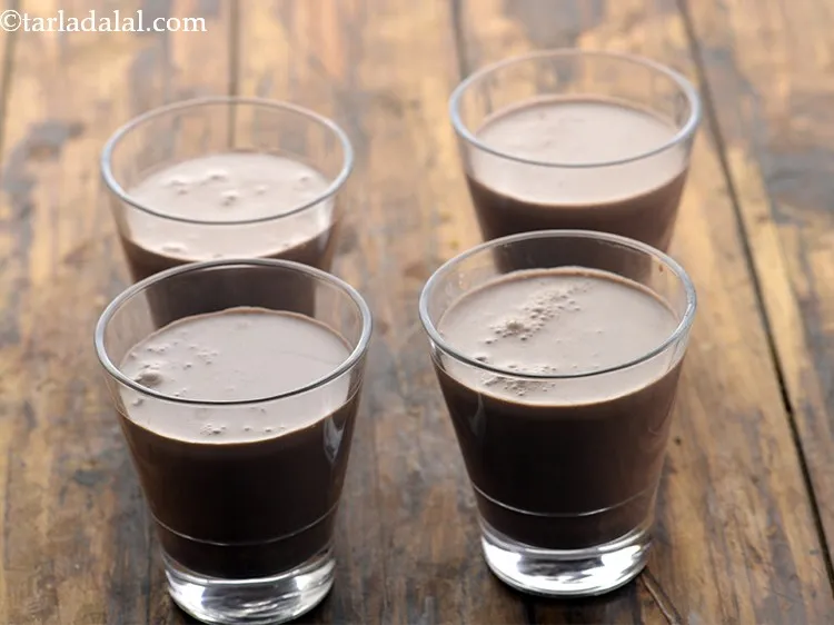 Step 7 – Pour equal quantities of the <strong>cold cocoa milkshake</strong> into 4 individual glasses.