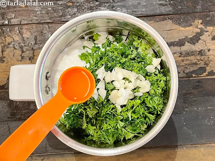 स्टेप 7 – २ टी-स्पून जैतून का तेल डालें।&nbsp;जैतून का तेल एक&nbsp;<a href=""https://www.tarladalal.com/recipes-for-Antioxidant-Rich-in-hindi-language-1054"">मजबूत …