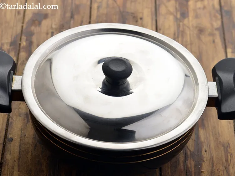 स्टेप 15 – इसे ढक्कन के साथ कवर करें और मध्यम आंच पर …