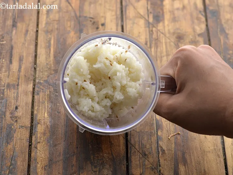 स्टेप 17 – पके हुए चावल को मिक्सर जार में डालें।