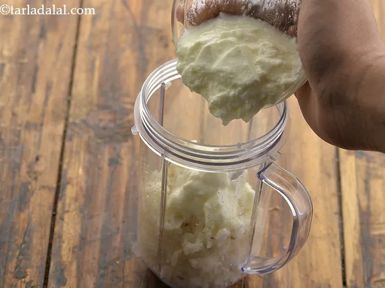 स्टेप 18 – इसमें दही डालें। गाय के दूध से बने दही को …