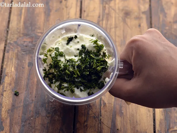 स्टेप 19 – साथ ही इसमें कटा हरा धनिया भी मिला दें। सुनिश्चित …