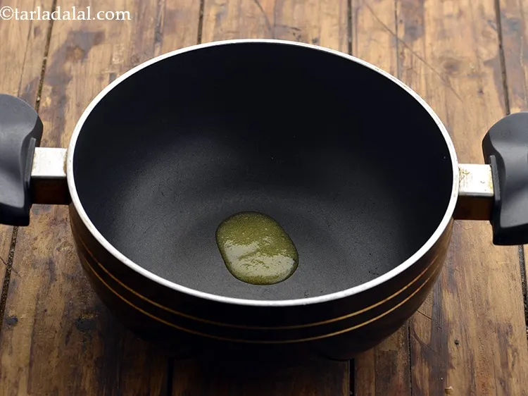 स्टेप 9 – अगला एक व्यापक नॉन-स्टिक पैन लें और उसमें १/२ टीस्पून …