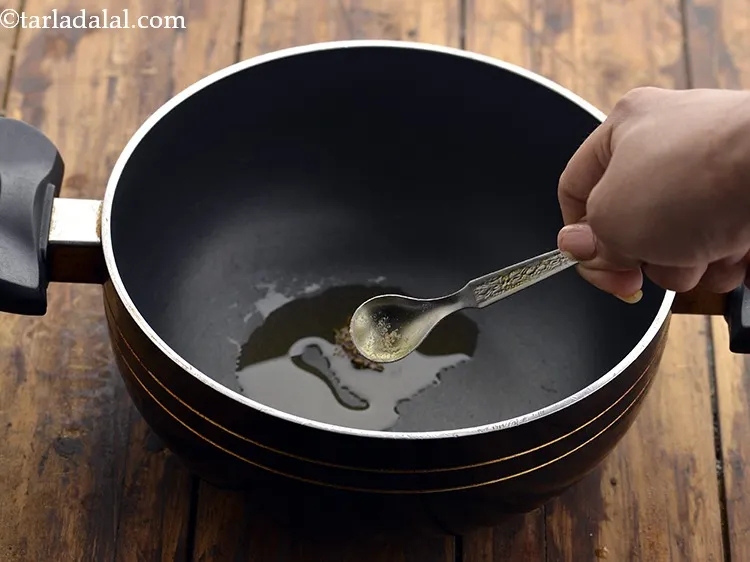 स्टेप 11 – जब जीरा चटकने लगे, तब हींग डालें।