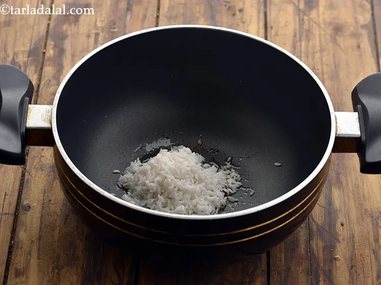 स्टेप 12 – जल्दी से धोया और छाना हुआ चावल डालें।