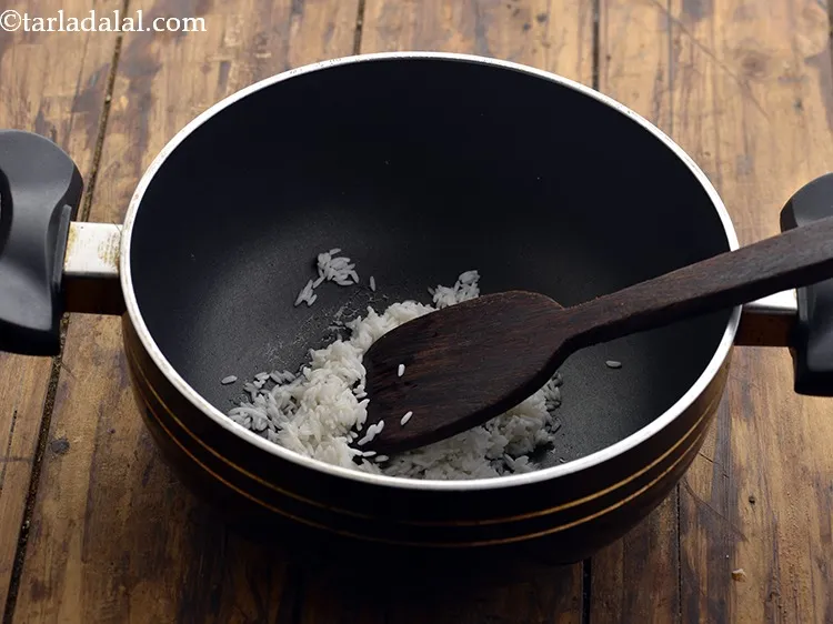 स्टेप 13 – एक चम्मच का उपयोग करके अच्छी तरह मिलाएं और मध्यम …