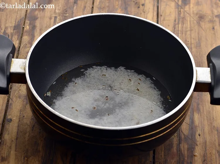 स्टेप 14 – १ कप पानी डालें और एक चम्मच का उपयोग करके …