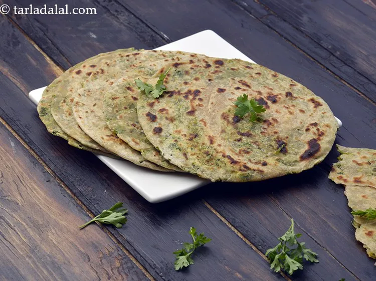 Step 25 – Serve <strong>coriander masala chapati</strong> immediately.