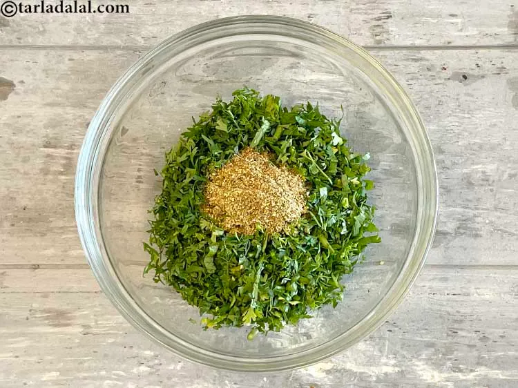 स्टेप 10 – २ टी-स्पून <a href=""https://www.tarladalal.com/glossary-coriander-cumin-seeds-powder-dhania-jeera-powder-hindi-375i"">धनिया-ज़ीरा पाउडर</a> डालें।