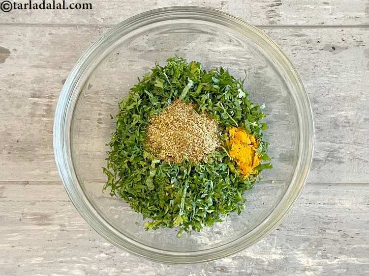 स्टेप 11 – १/४ टी-स्पून <a href=""https://www.tarladalal.com/glossary-turmeric-powder-haldi-hindi-645i"">हल्दी पाउडर</a> डालें।