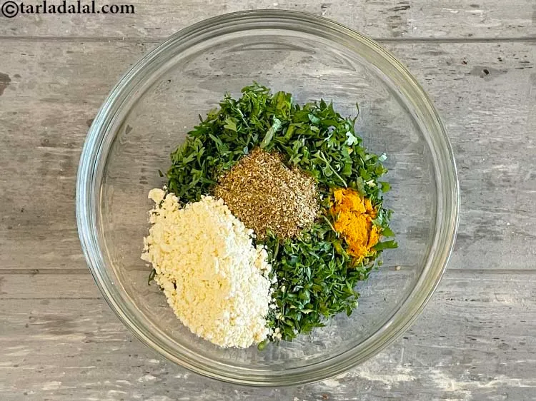 स्टेप 12 – १ टेबल-स्पून <a href=""https://www.tarladalal.com/glossary-besan-chana-dal-flour-bengal-gram-flour-hindi-952i"">बेसन</a> डालें।