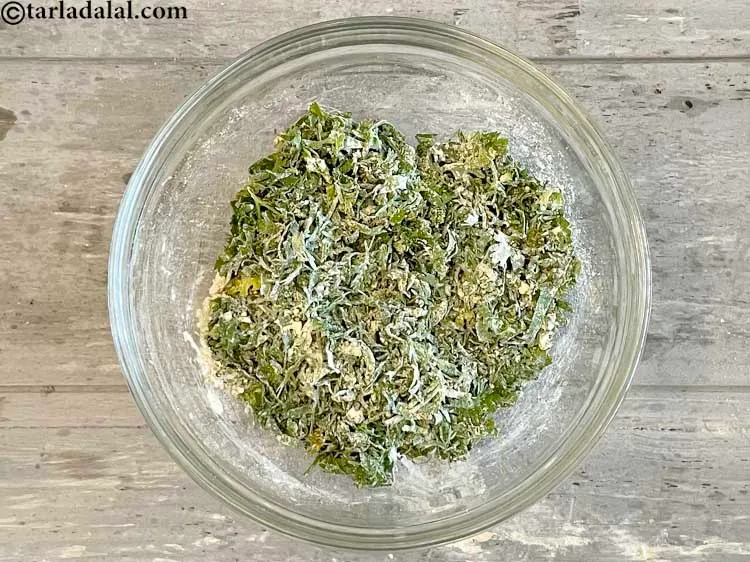 स्टेप 15 – <strong>कोरिएंडर रोटी</strong> के लिए स्टफिंग बनाने के लिए | <strong>धनिया …