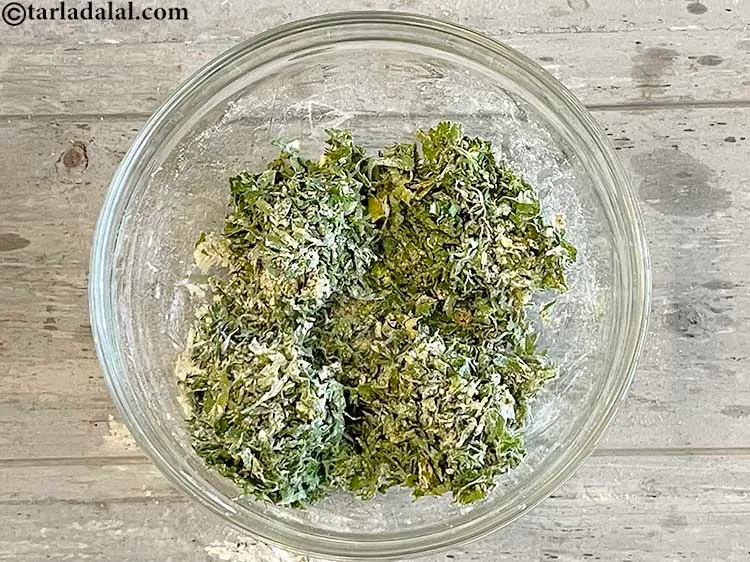 स्टेप 16 – स्टफिंग को ४ भागों में बांट लें।