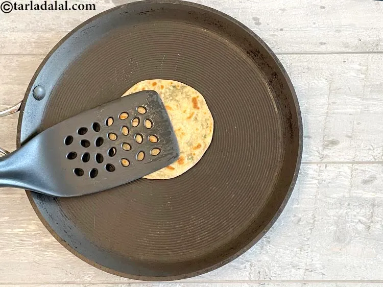 स्टेप 27 – <p>एक स्पैटुला का उपयोग करके <strong>कोरिएंडर रोटी </strong>को<strong> | धनिया …