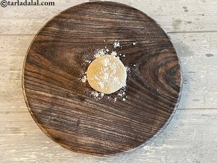 स्टेप 18 – <p>अपनी हथेलियों से आटे को चपटा करें और रोलिंग बोर्ड …