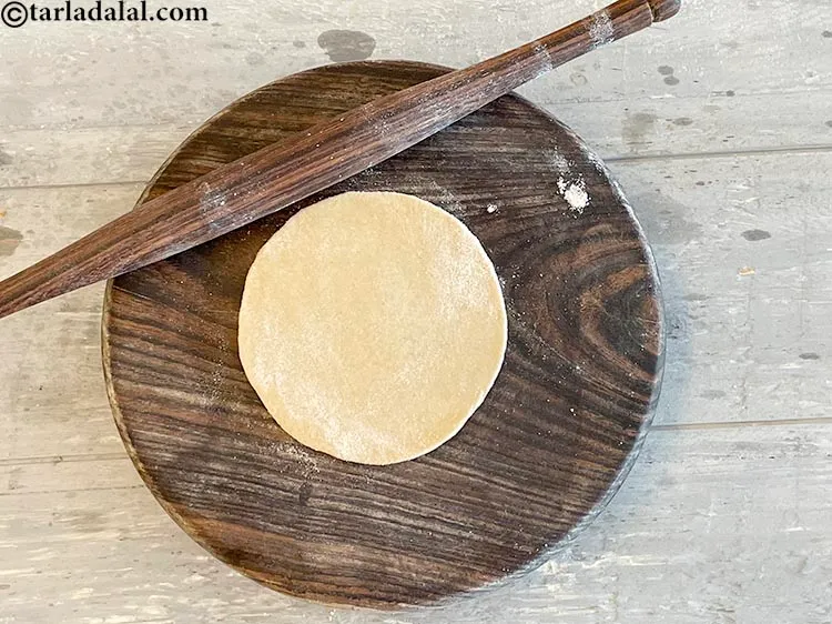 स्टेप 19 – <p>आटे के एक भाग को १०० मी।मी। (४") व्यास के …