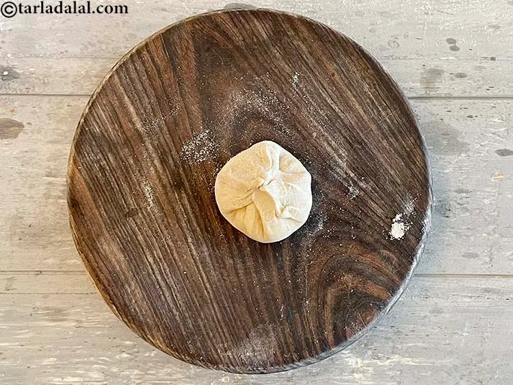 स्टेप 22 – <p>केंद्र की ओर किनारों को मोड़ो और अच्छी तरह से …