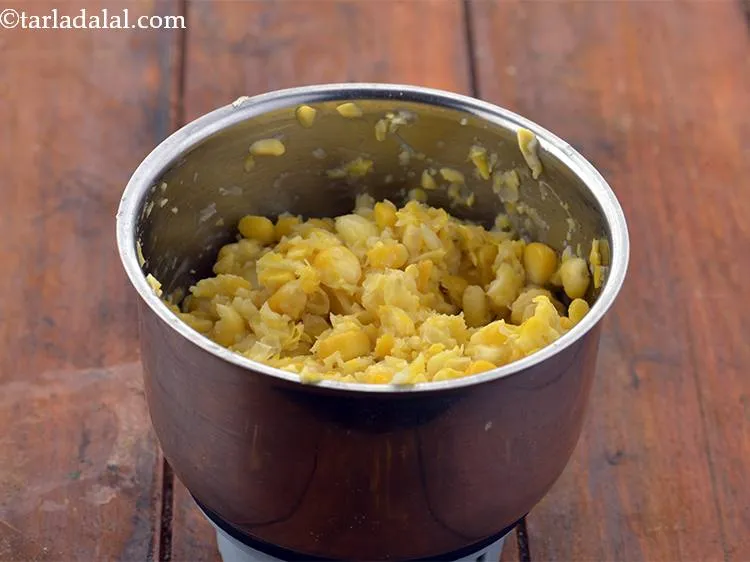 स्टेप 9 – मकई के दानें को दरदरा पीस लें।