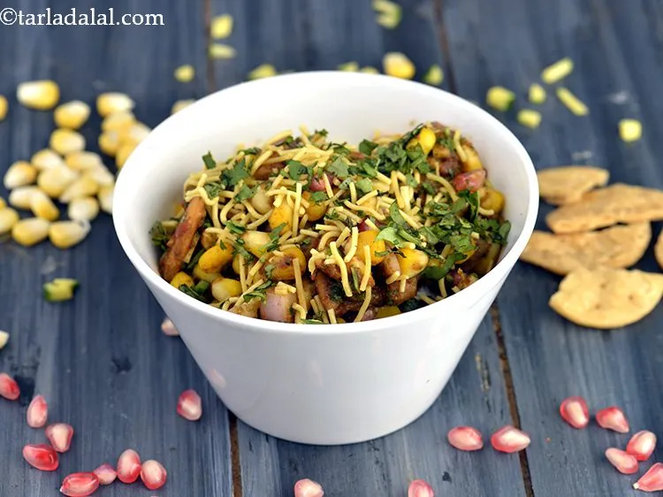 Step 18 – Serve the&nbsp;<strong>corn bhel | fresh corn bhel | corn chaat |</strong>&nbsp;immediately garnished with sev.